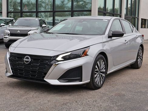 Used 2024 Nissan Altima 2.5 SV image 5