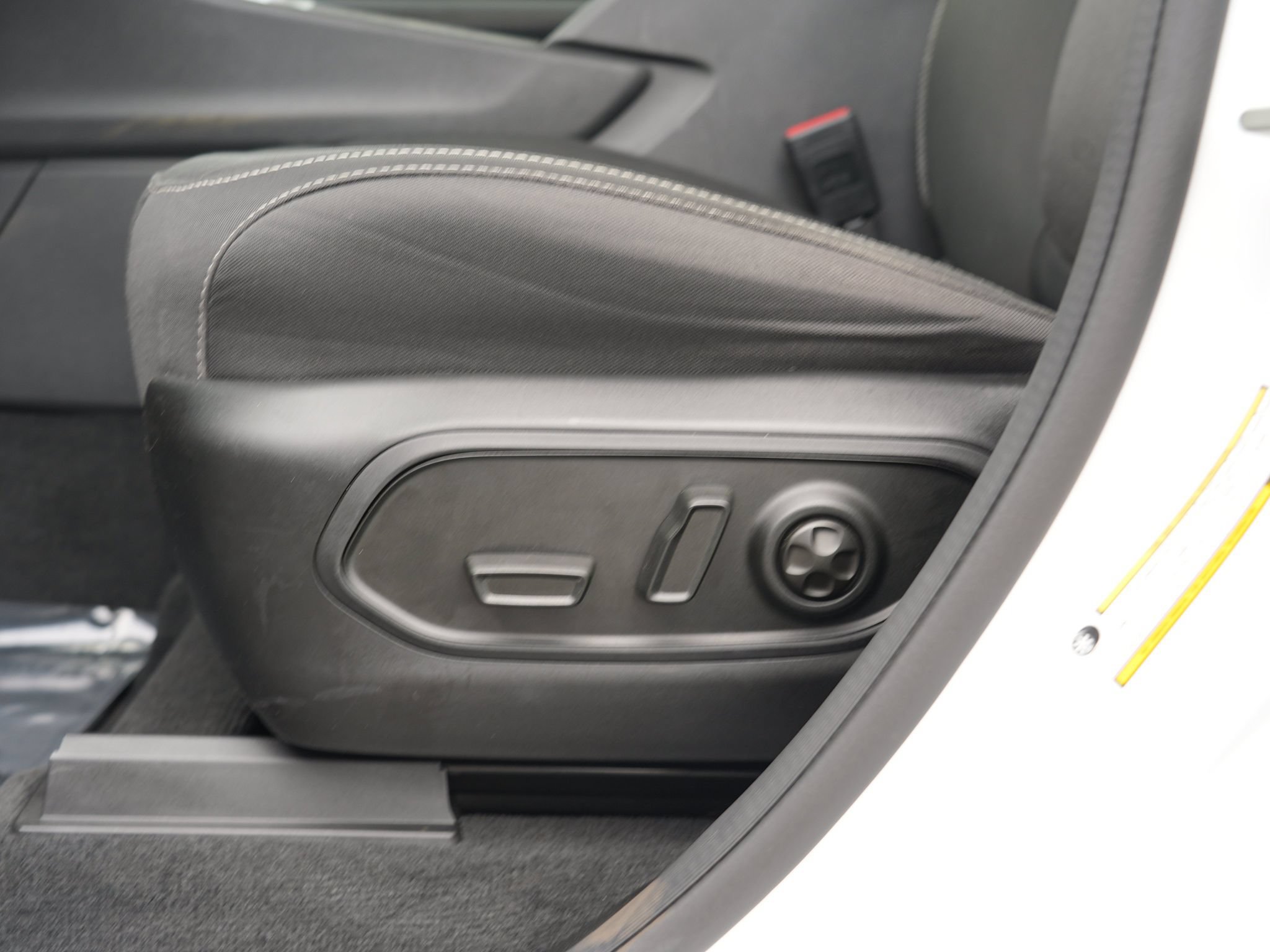 Used 2023 Jeep Grand Cherokee Laredo AWD/4WD image 15
