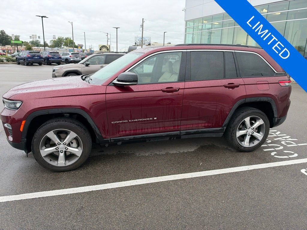 Used 2025 Jeep Grand Cherokee Limited AWD/4WD image 3