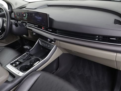 Used 2025 Kia Carnival EX FWD image 21