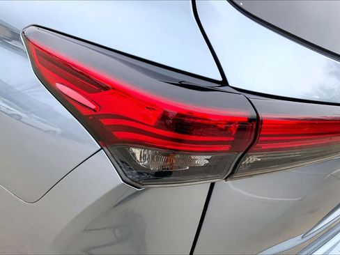 Used 2023 Toyota Highlander XLE FWD image 28