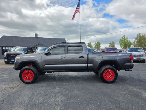 Used 2017 Toyota Tacoma TRD Off-Road w/ Premium & Technology Package AWD/4WD image 8