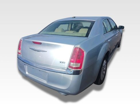 Used 2013 Chrysler 300 RWD image 4