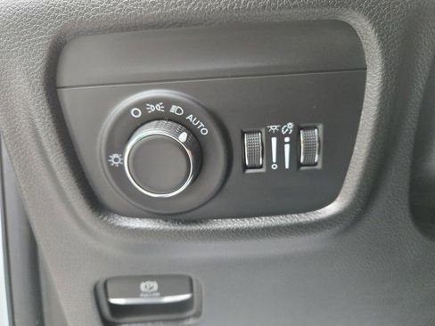 Used 2025 Jeep Grand Cherokee Altitude image 17