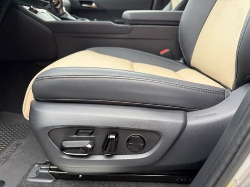 Used 2025 Lexus GX 550 image 11