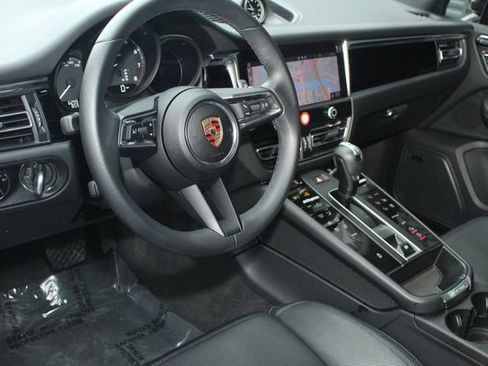 Certified 2025 Porsche Macan image 4
