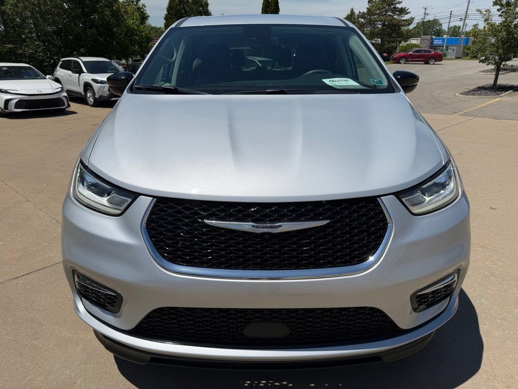 Used 2024 Chrysler Pacifica Touring-L FWD image 8