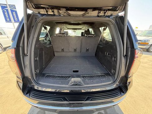 Used 2023 Chevrolet Suburban LT w/ Luxury Package RWD image 9
