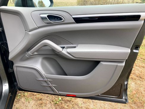Used 2014 Porsche Cayenne image 25