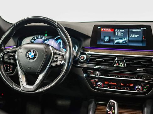 Used 2019 BMW 530e w/ Premium Package image 11