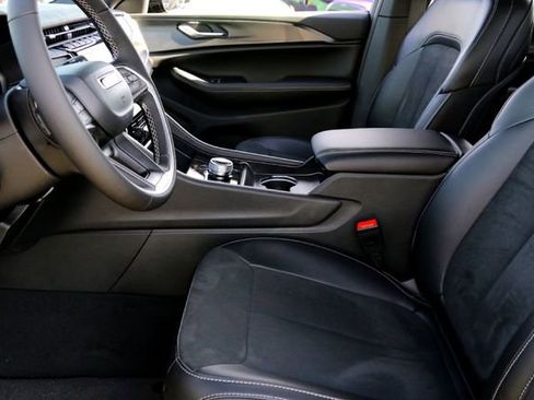 New 2025 Jeep Grand Cherokee L Laredo image 9