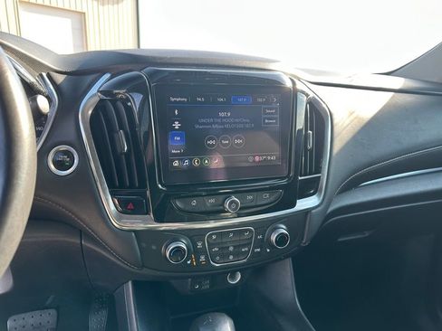 Used 2021 Chevrolet Traverse LT w/ LT Premium Package AWD/4WD image 16