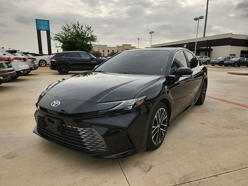Used 2025 Toyota Camry XLE FWD image 3