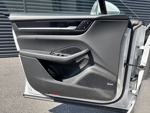 Certified 2025 Porsche Macan Electric image 14