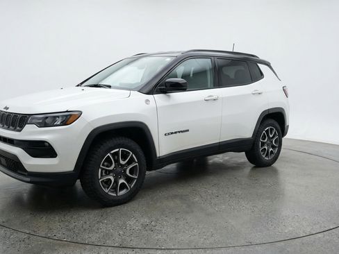 Used 2025 Jeep Compass Trailhawk image 3