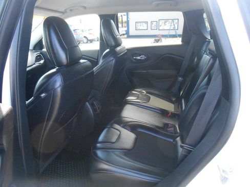 Used 2020 Jeep Cherokee Latitude Plus AWD/4WD image 11