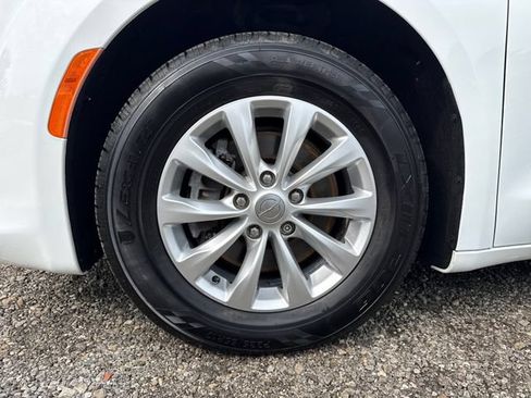 Used 2018 Chrysler Pacifica Touring-L FWD image 16