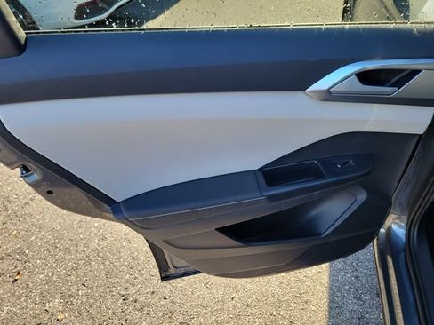 Certified 2025 Volkswagen Taos SE w/ Panoramic Sunroof Package FWD image 8