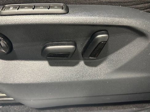 Used 2023 Volkswagen Tiguan SEL R-Line image 28