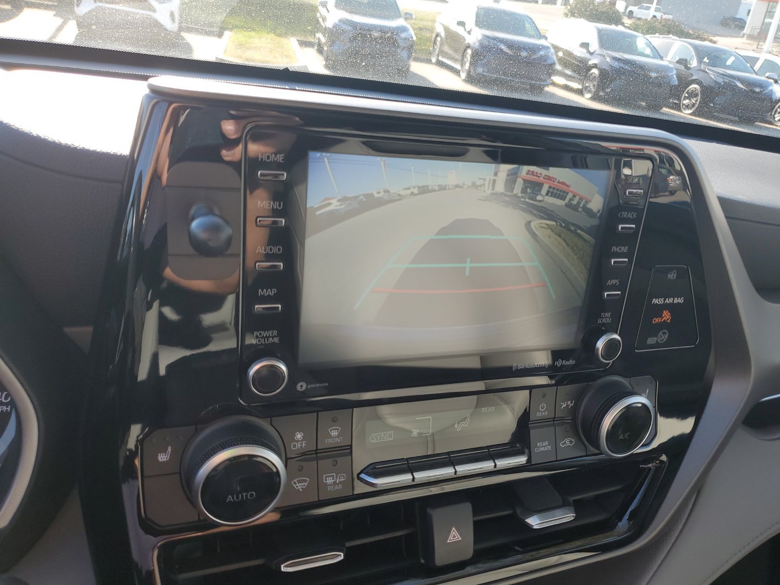 Used 2020 Toyota Highlander XLE AWD/4WD image 27