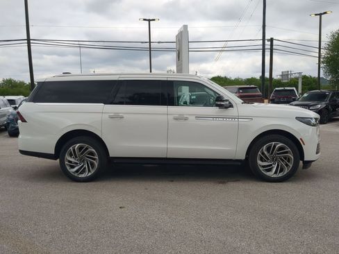 New 2026 Lincoln Navigator L Premier AWD/4WD image 2