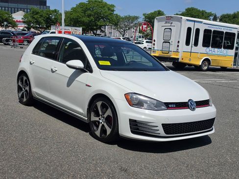 Used 2015 Volkswagen Golf 4-Door FWD image 3