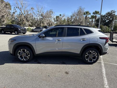 Used 2025 Chevrolet Trax LT w/ Driver Confidence Package image 6