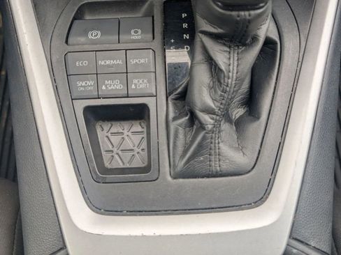 Used 2021 Toyota RAV4 LE image 6