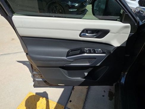 Used 2022 Nissan Pathfinder SL image 11