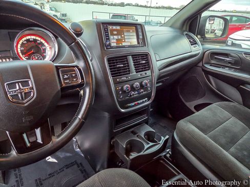 Used 2017 Dodge Grand Caravan SE image 25