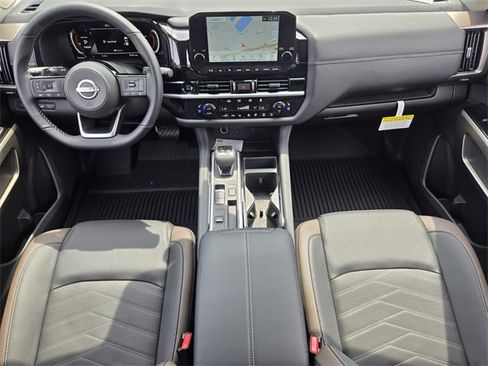 New 2025 Nissan Pathfinder Platinum w/ Black Appearance Package image 11