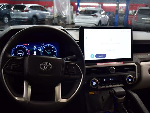 Used 2024 Toyota Tacoma Limited w/ Limited Package (LT) image 15