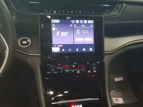 Used 2025 Jeep Grand Cherokee Altitude image 23