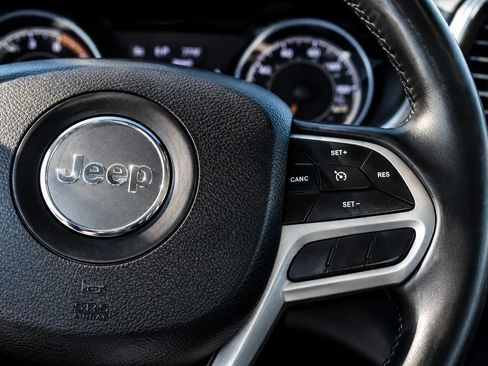 Used 2019 Jeep Cherokee Latitude Plus AWD/4WD image 13