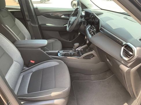 Used 2025 Chevrolet TrailBlazer LT AWD/4WD image 31