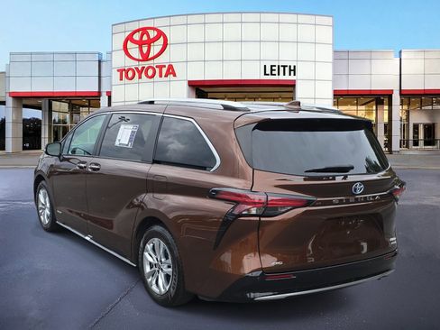 Used 2021 Toyota Sienna Limited image 7