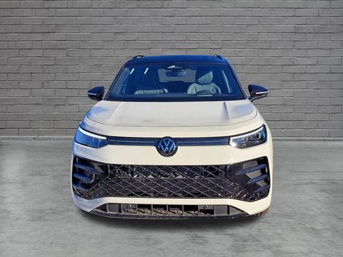 New 2026 Volkswagen Tiguan SE R-Line FWD image 2
