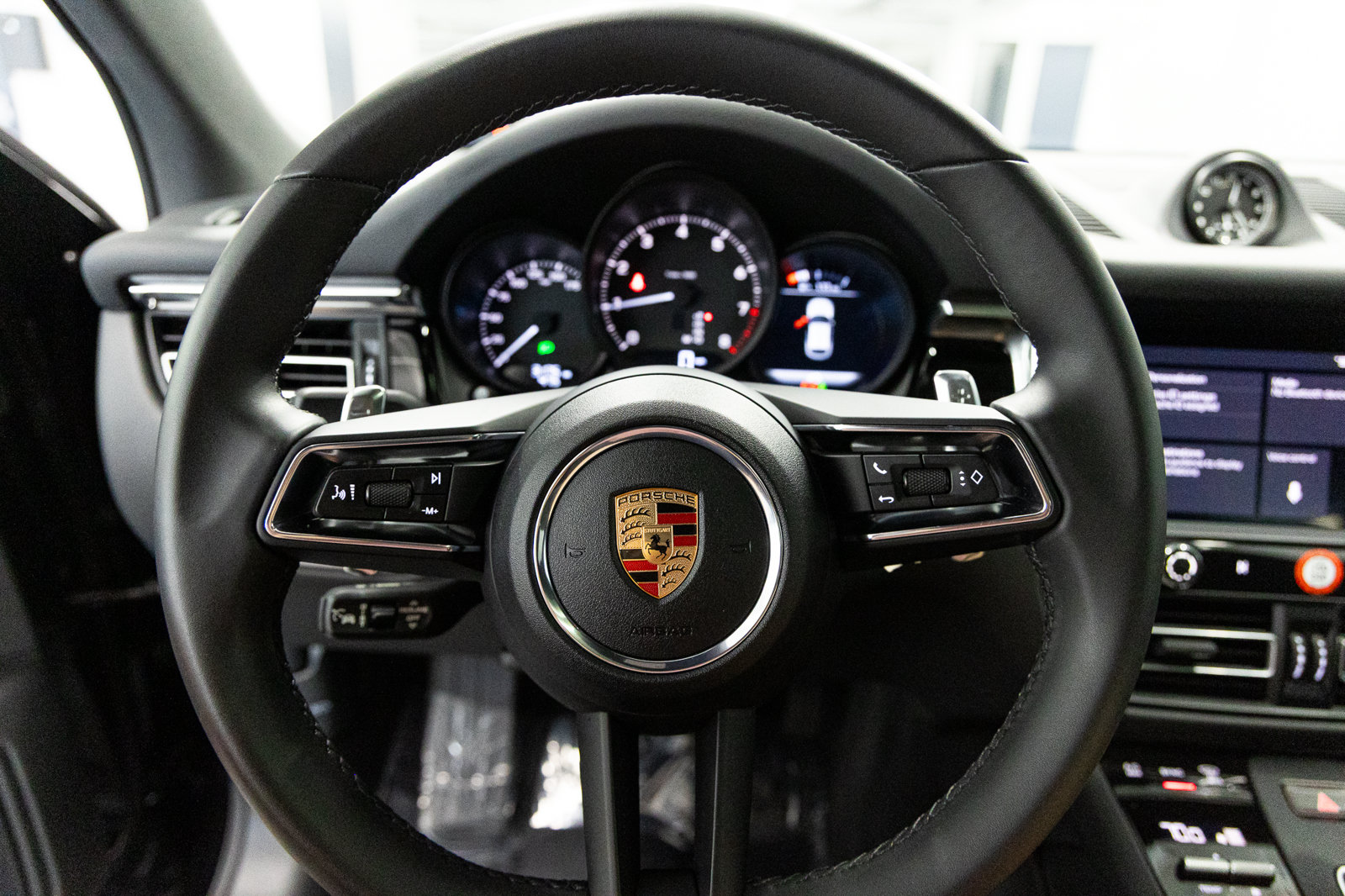 Used 2025 Porsche Macan AWD/4WD image 28