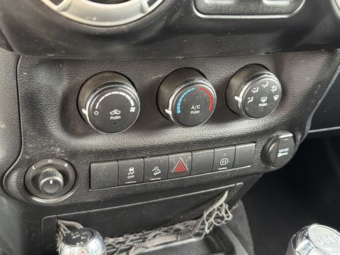 Used 2011 Jeep Wrangler Sahara w/ Connectivity Group AWD/4WD image 19