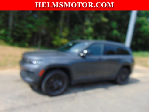 Certified 2024 Jeep Grand Cherokee Altitude RWD image 3