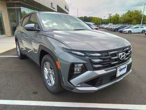 Used 2025 Hyundai Tucson SE image 1