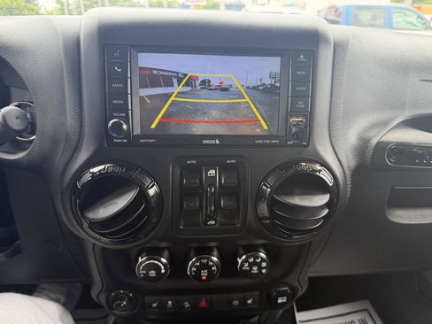 Used 2015 Jeep Wrangler Unlimited Sahara AWD/4WD image 18