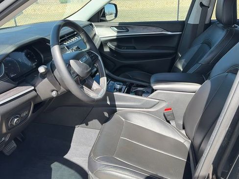 Used 2023 Jeep Grand Cherokee Limited w/ Luxury Tech Group II image 13