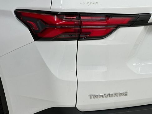 Used 2022 Chevrolet Traverse LS image 13