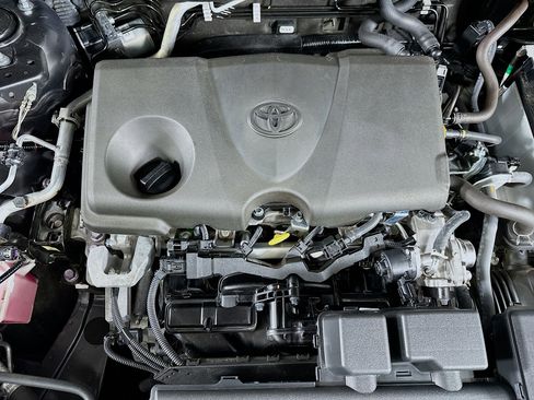 Used 2025 Toyota RAV4 XLE FWD image 31