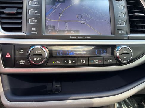 Used 2019 Toyota Highlander Limited Platinum AWD/4WD image 18