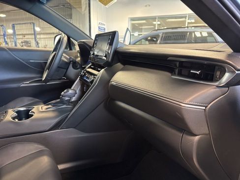 Used 2022 Toyota Venza XLE image 34