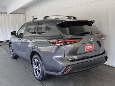 Used 2024 Toyota Highlander XLE AWD/4WD image 25