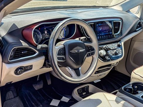 Used 2017 Chrysler Pacifica Limited w/ UConnect Theater Package FWD image 8