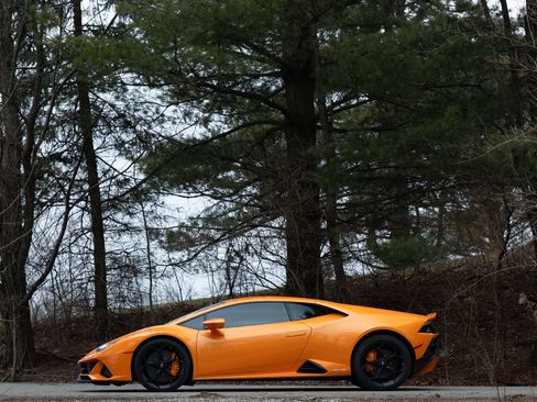 Used 2020 Lamborghini Huracan EVO image 2